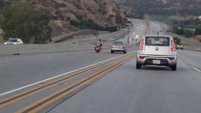 El catalizador, al parecer, fue una patada dada por el motociclista al automóvil en marcha.// imagen YouTube