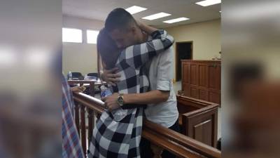 Tatiana Núñez abraza a José Zamora, uno de los imputados por la muerte de su hijo.