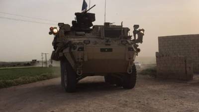 Vehículos blindados de EUA cerca de la frontera entre Turquía y Siria.