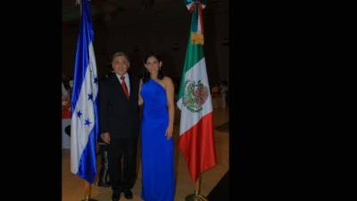 El querido cónsul Omar Hurtado y su esposa Waleska Salinas fueron anfitriones perfectos de una velada por el orgullo de su país.