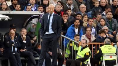 GRAF991. MADRID (ESPAÑA), 25/11/2017.- El técnico francés del Real Madrid, Zinedine Zidane, durante el partido ante el Málaga correspondiente a la decimotercera jornada de LaLiga Santander disputado hoy en el estadio Santiago Bernabéu. EFE/J.J.Guillen