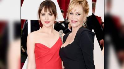 Dakota Johnson, hija de Melanie Griffith y Don Johnson destaca sin la sombra de sus padres.