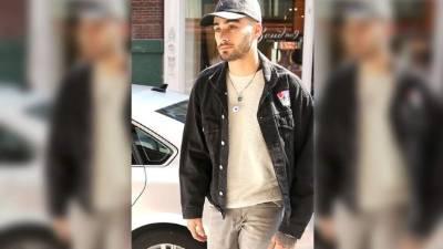 Fue criado en el seno de una familia musulmana, pues su madre se convirtió al islam tras casarse con su padre, de origen paquistaní.