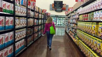 Una mujer hace sus compras el 27 de marzo de 2020 en un supermercado de Ciudad de México (México).