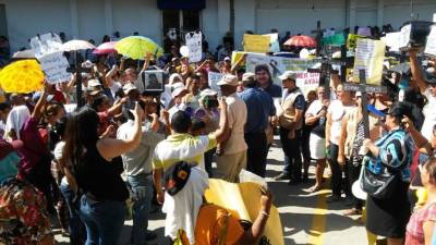 Los patronatos hicieron una parada frente al Instituto de la Propiedad de San Pedro Sula para exigir que se cumplan.