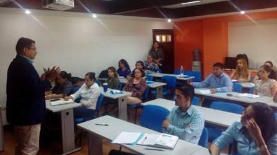 Erick Spears imparte el primer tema del diplomado en la sala interactiva de la Usap.