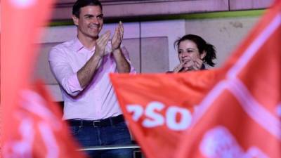 Pedro Sánchez aplaudiendo junto a la vicesecretaria general Adriana Lastra durante un mitín electoral en Madrid después de que España celebrara elecciones generales el 28 de abril de 2019. Foto AFP.