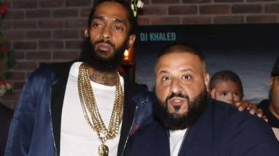 Foto en vida de Nipsey Hussle (i) junto a DJ Khaled.