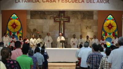 Monseñor Ángel Garachana Pérez junto a los padres presidieron la concurrida celebración católica.