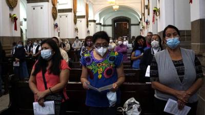 Personas asisten a una misa en honor a los migrantes muertos en accidente de tráfico a principios de este mes en el estado de Chiapas.