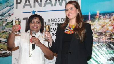 La diplomática panameña Betzaida Guerrero y Andrea Matamoros.