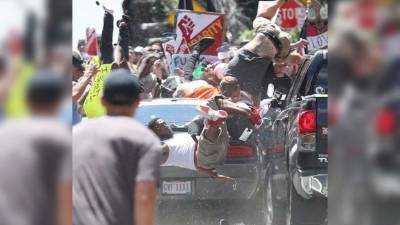 En un video se ve cómo un automóvil golpea violentamente a otro vehículo por detrás hiriendo a varios manifestantes.// Foto vía Agustin Moreno‏-@MorenoG_Agustin