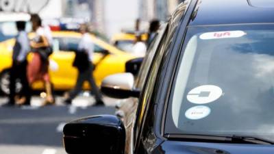 Un Uber conduce a lo largo de la calle 42 en Nueva York (EEUU.).