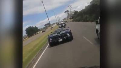El distraído conductor no se percató que el Pagani Zonda se detuvo e impactó contra él.