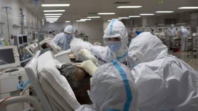 Trabajadores de la Salud españoles y voluntarios de la Fundación SAMU luchan junto a médicos salvadoreños para salvar la vida de paciente afectado por el coronavirus. Foto AFP