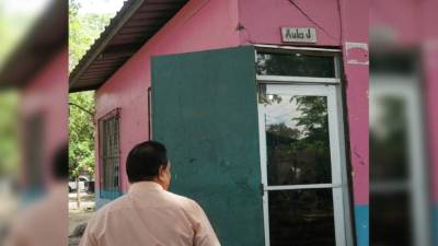 El director mostró la fisura que está en la esquina del aula de primer grado.