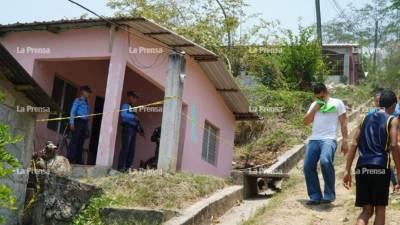 Agentes resguardaron la escena del crimen.