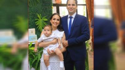 El pequeño Ilán con sus padres ana Lucía y Eldad Ronen.