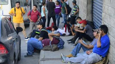 La caravana estaría saliendo mañana de la Central Metropolitana de Buses, por lo que varios hondureños ya se reunieron en la terminal para unirse al grupo de migrantes.