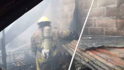 Bomberos controlaron dos incendios esta mañana en Tegucigalpa.