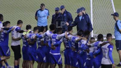 El seleccionador Diego Vázquez convocó a 23 futbolistas.