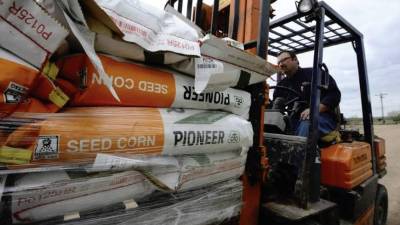 Un agricultor traslada las semillas marca Pioneer de DuPont en Hays, Kansas.