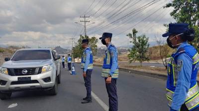 Operativos policiales se mantienen activos en las principales entradas y salidas de las carreteras.