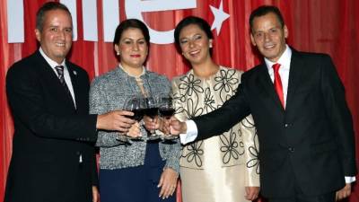 Ricardo Álvarez, María Dolores Agüero, Karen Ortega y el embajador chileno Jaime Bravo en el esperado brindis de independencia.