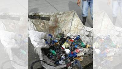 Grandes cantidades de basura son retiradas.