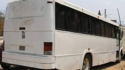 Los migrantes iban en cinco buses y eran custodiados por 15 hombres que iban en tres carros particulares.