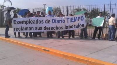 Los exempleados de diario Tiempo protestaron frente a las instalaciones de la Corte Suprema de Justicia en San Pedro Sula.