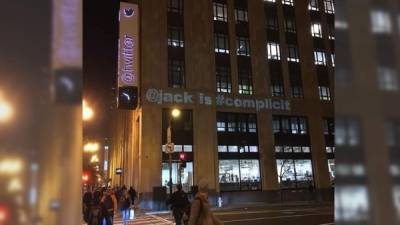 El grupo Resistance SF proyectó en la fachada de la sede de Twitter en San Francisco varias consignas arremetiendo contra los responsables de la compañía.//Foto Instagram Resistance SF.