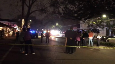 La Policía investiga si este hombre andaba bajo alguna sustancia. Foto captura de video.