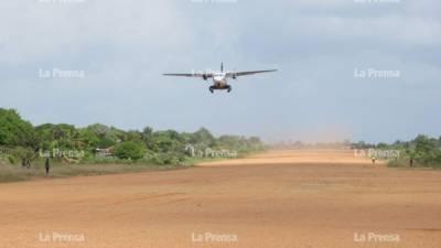 Un avión se apresta a aterrizar en la pista de tierra del aeródromo de Puerto Lempira.
