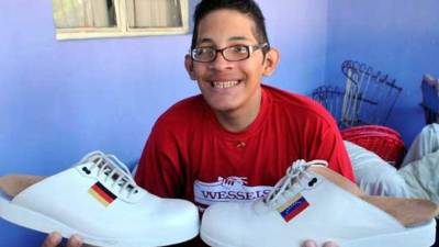 Feliz, así está Jeison Rodríguez con las nuevas zapatillas que recibió.