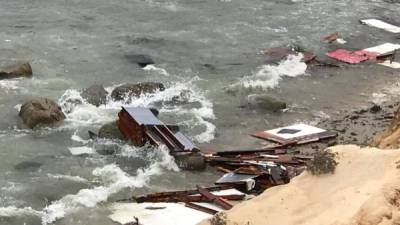 Fotografía cedida por el Departamento de Bomberos y Rescate de San Diego (SDFD) que muestra parte de los restos de un barco que volcó cerca de Point Loma, San Diego, California, EE. UU., 2 de mayo de 2021.