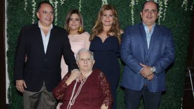 Rony y Patricia Carrillo, Doris y Ricardo Carrillo con la cumpleañera Estela Joch Andonie, quien agradeció tanto amor en ese domingo de familia.