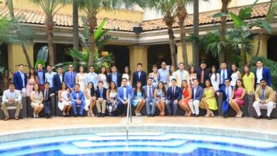 Los más de 30 futuros bachilleres bilingües posaron así de elegantes para la foto oficial que engalanará el anuario que cada uno tendrá como recuerdo de sus años como estudiantes de la Serán.