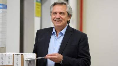El candidato presidencial por el Frente de Todos, Alberto Fernández, vota este domingo en el barrio Puerto Madero de Buenos Aires (Argentina). Unos 33,8 millones de argentinos acuden este domingo a las urnas para elegir presidente y vicepresidente por un mandato de cuatro años y para renovar parcialmente el Parlamento.