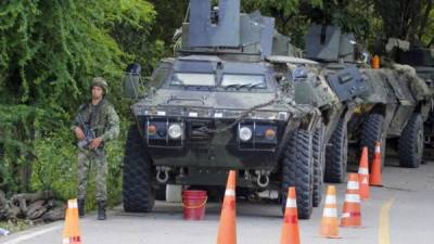 Tanques del ejército colombiano son vistos en una carretera nacional durante una protesta en el norte de Santander. Foto AFP