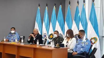 Autoridades brindando una conferencia de prensa para referirse al cambio administrativo de los centros penales.