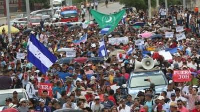 En la marcha participaron docentes, estudiantes, doctores y reconocidos políticos hondureños, entre otros.