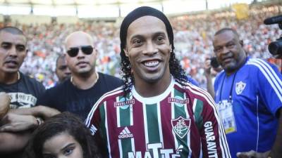 Ronaldinho suma un nuevo club en su carrera.