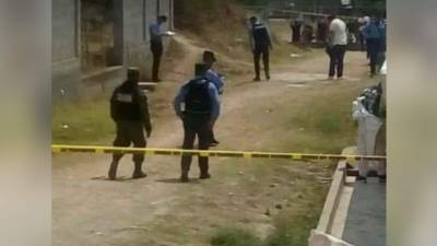 Agentes de la Policía Nacional resguardaron la escena del crimen.