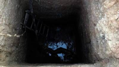 El hombre fue sacado con vida del pozo.