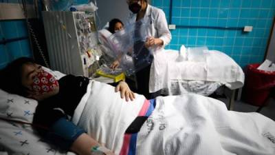 Fotografía fechada el 22 de julio de 2020 que muestra a una médica mientras revisa a pacientes durante una donación de plasma de pacientes recuperados de COVID-19, en el Hospital de Clínicas de la ciudad de Buenos Aires (Argentina).