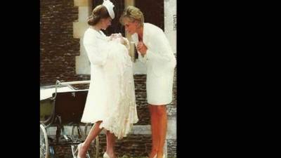 En la foto se observa a la princesa Diana viendo a su nieta.