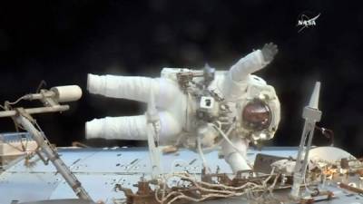 La NASA muestra al astronauta Jack Fischer fuera de la Estación Espacial Internacional el 23 de mayo de 2017. AFP