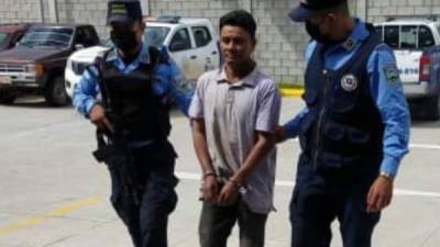 Juan Carlos Pineda Gonzáles es custodiado por agentes de la Policía de Comayagua.