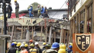 Sobre los menores fallecidos en el colegio Rébsamen, cayeron dos casas de los propietarios del colegio, una construcción con presuntas irregularidades.// Foto AFP.